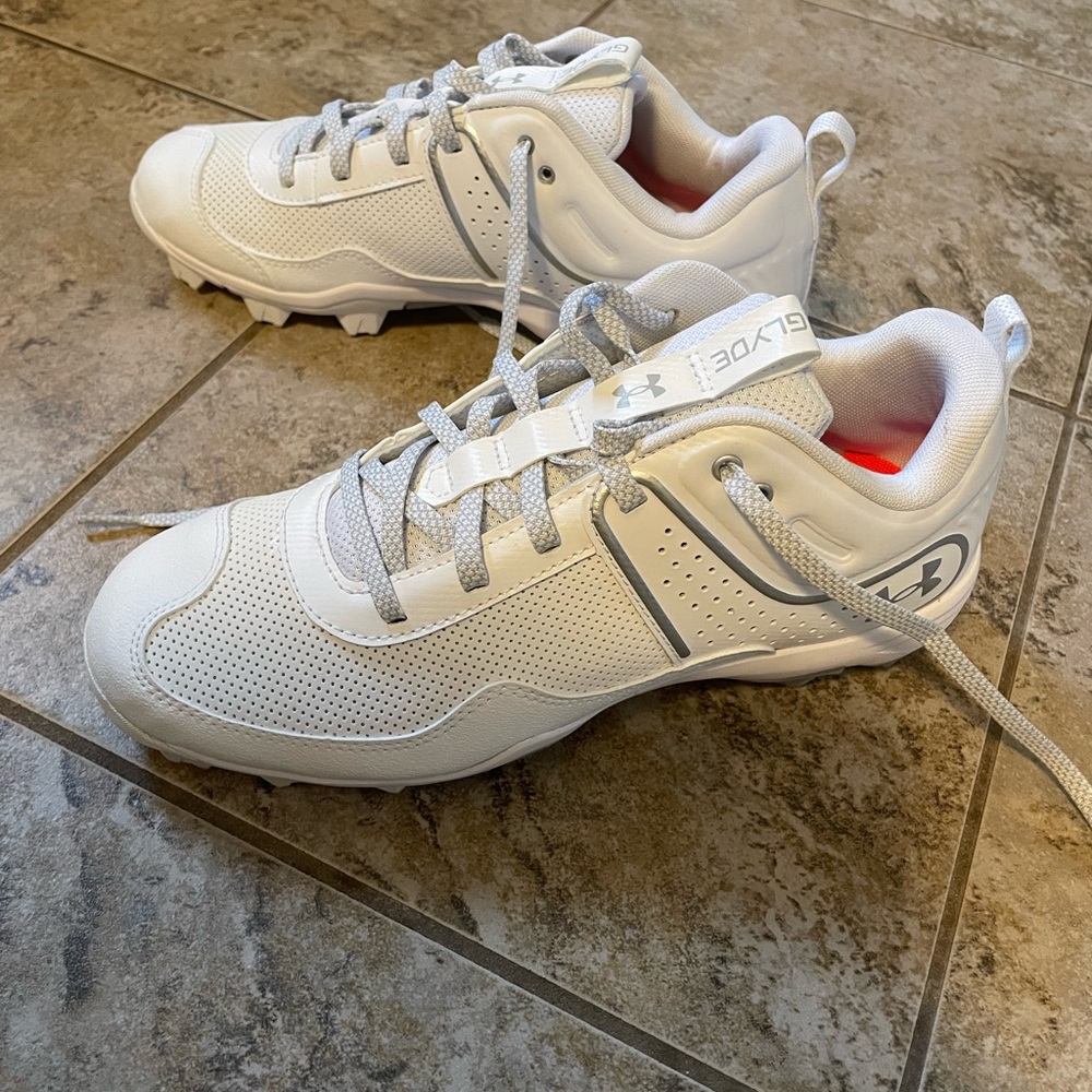 Women’s Under Armor Softball Cleats NEW